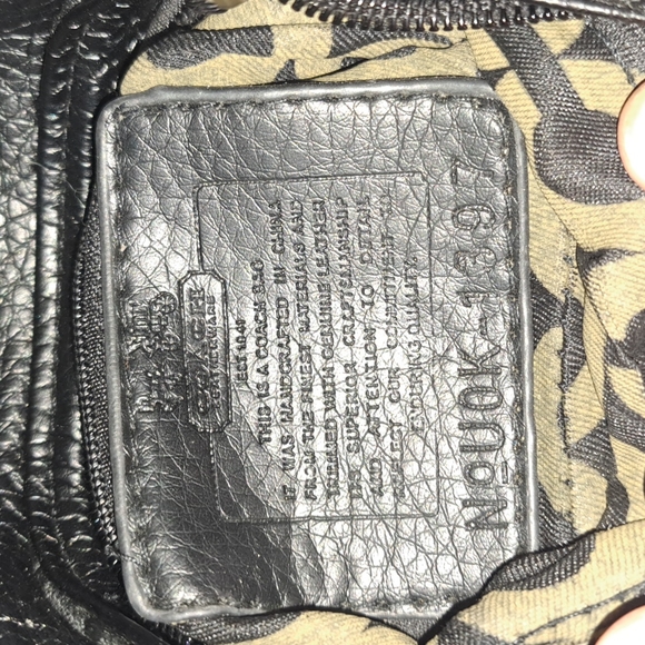 Vintage Coach clutch - black signature canvas with brass and leather accents - Picture 5 of 5